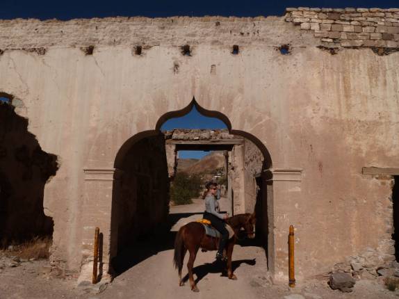 Passando por arco mourisco na volta à Real de Catorze, Pueblo Mágico ao norte do México